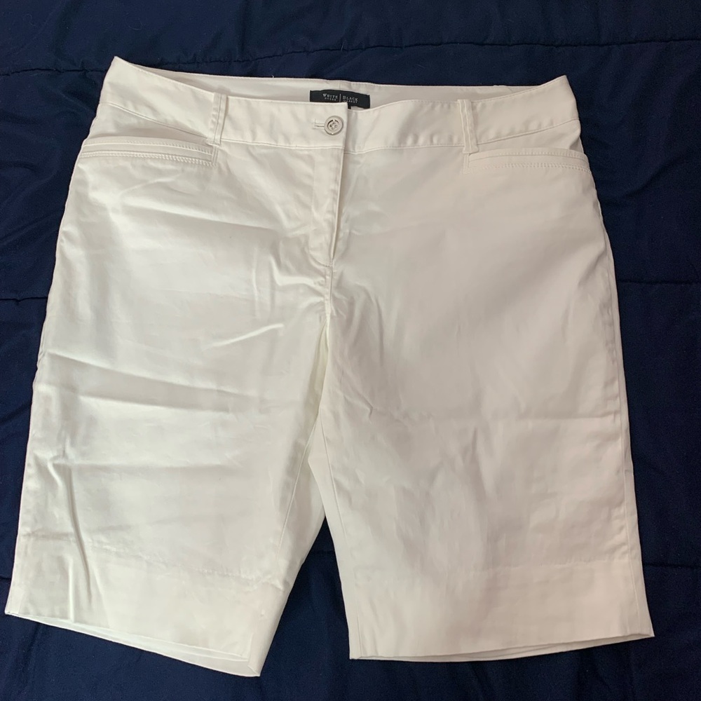 WHBM slim Bermuda short 12 belt loops pockets